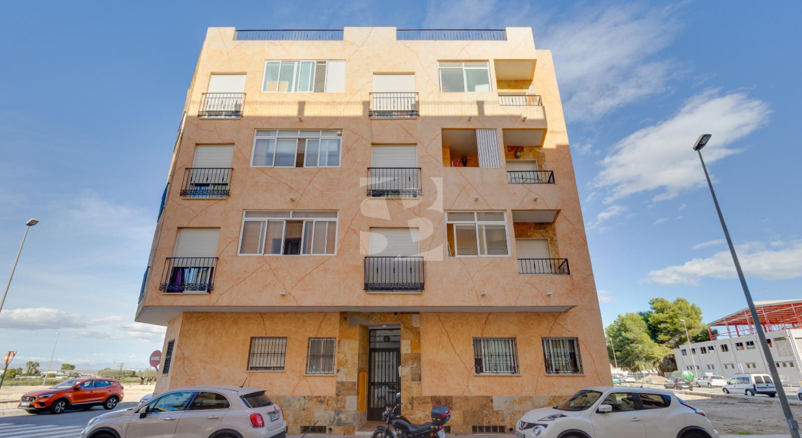 p · La Revente ALMORADÍ · Almoradi