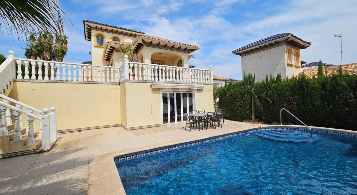 Villa · Resale ORIHUELA COSTA · La Zenia