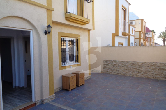 DOM RZĘDOWY - Odsprzedaż - TORREVIEJA - 