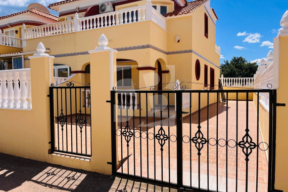 DOM RZĘDOWY - Odsprzedaż - TORREVIEJA - 