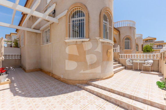 DOM RZĘDOWY - Odsprzedaż - TORREVIEJA - 