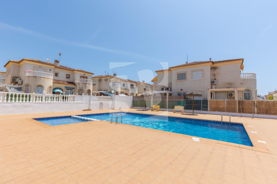 DOM RZĘDOWY - Odsprzedaż - TORREVIEJA - 