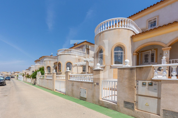 DOM RZĘDOWY - Odsprzedaż - TORREVIEJA - 