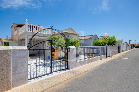 DOM RZĘDOWY - Odsprzedaż - TORREVIEJA - 