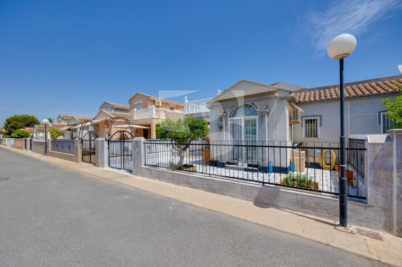 DOM RZĘDOWY - Odsprzedaż - TORREVIEJA - 