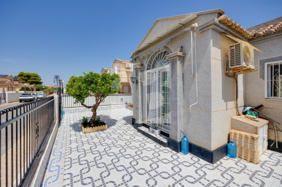 DOM RZĘDOWY - Odsprzedaż - TORREVIEJA - 