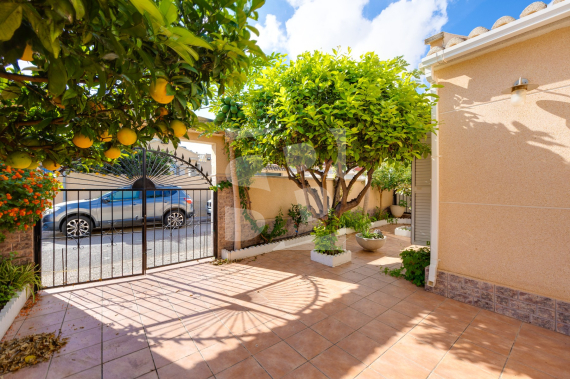 DOM RZĘDOWY - Odsprzedaż - TORREVIEJA - 