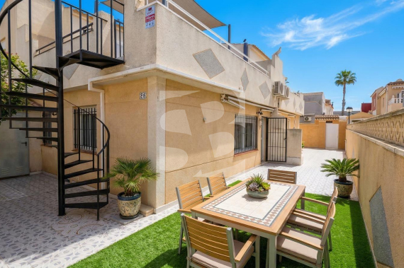 DOM RZĘDOWY - Odsprzedaż - TORREVIEJA - 