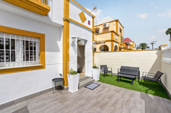 Row house - Resale - TORREVIEJA - Zona Carrefour
