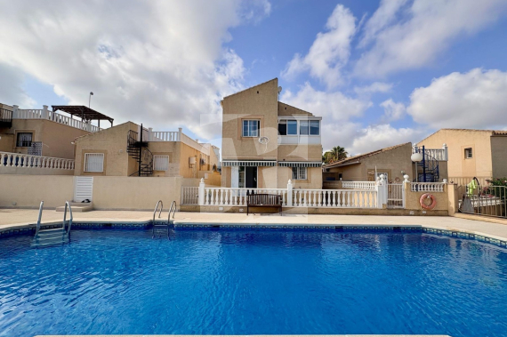 DOM RZĘDOWY - Odsprzedaż - TORREVIEJA - 